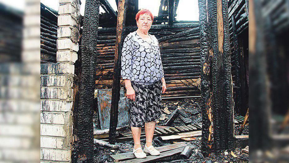 Под Воронежем от ночного удара молнии сгорел дом пенсионерки