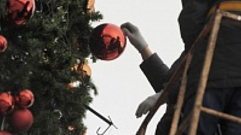 В Воронеже начали разбирать новогоднюю елку на площади Ленина