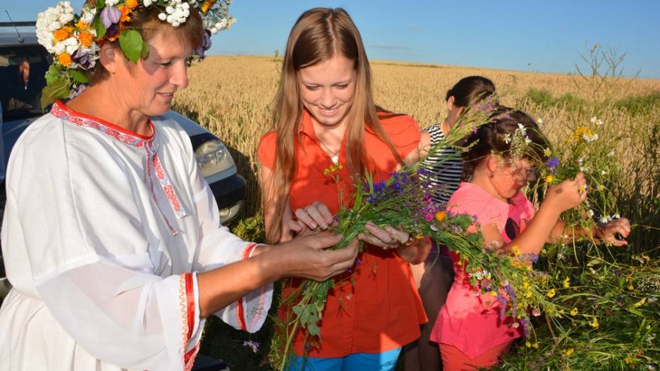 В кантемировском селе из тысячи цветов сплели венки на Ивана Купала