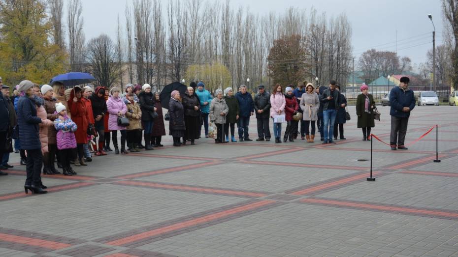 В Поворино после благоустройства открыли Комсомольскую площадь