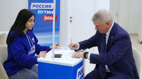Воронежский губернатор поставил подпись в поддержку выдвижения Владимира Путина на выборы президента
