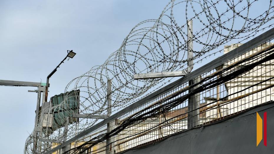 Под Воронежем освободившийся заключенный попытался перебросить бывшим сокамерникам телефоны через забор