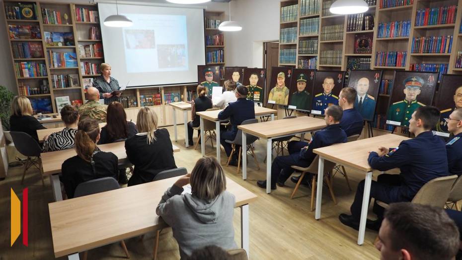 «Звоните своим мамам, где бы вы ни были»: в воронежской библиотеке ветераны СВО провели акцию ко Дню матери