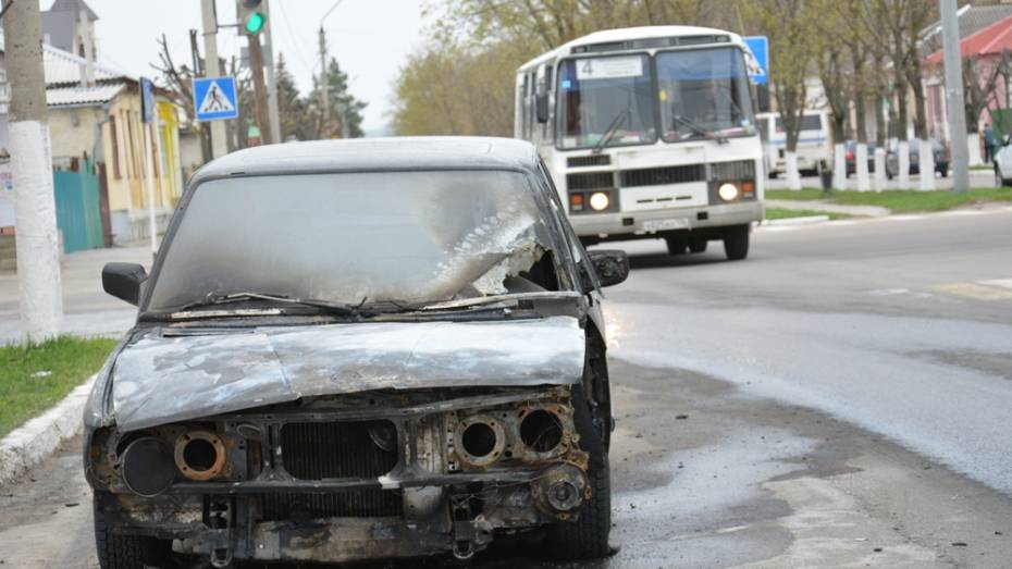 В центре Острогожска обгорел BMW