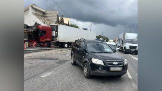 Под Воронежем неисправная фура врезалась в 2 автомобиля и павильон