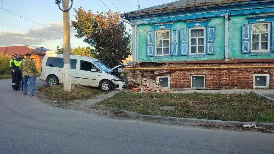 В Павловске пьяная автоледи врезалась в дом