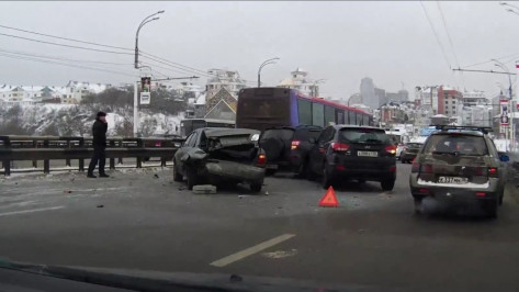 В Воронеже на набережной Массалитинова гололед столкнул 9 машин
