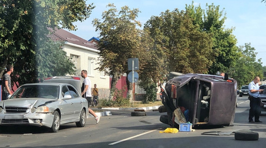В Павловске пьяный водитель на иномарке врезался в отечественный автомобиль и опрокинул его