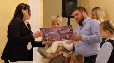 Молодым мамам из Воронежской области торжественно вручили свидетельства о рождении детей