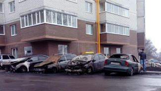 По факту поджога 5 машин в Воронеже возбудили уголовное дело