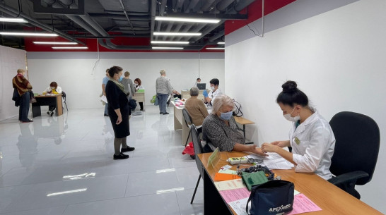 Врачи бесплатно проконсультировали более 80 воронежцев в торговом центре