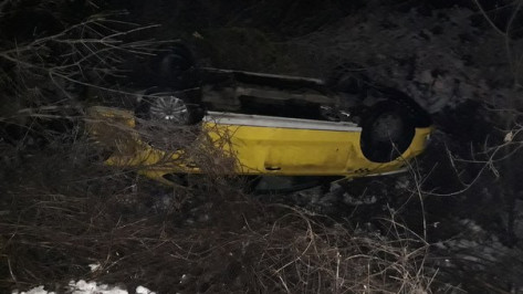 Автомобиль такси с пассажиром перевернулся в Воронеже