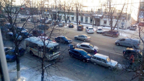 Массовое ДТП с маршруткой спровоцировало пробку в центре Воронежа