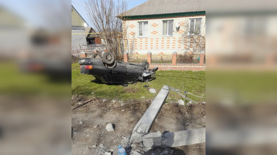 В Поворинском районе ВАЗ-2115 после аварии вылетел с дороги и опрокинулся