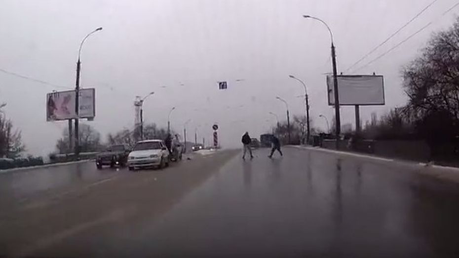 В сети появилось видео драки воронежских водителей на дороге