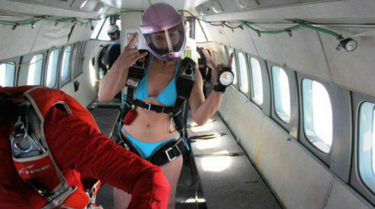 Воронежская парашютистка обнажилась в небе в знак протеста