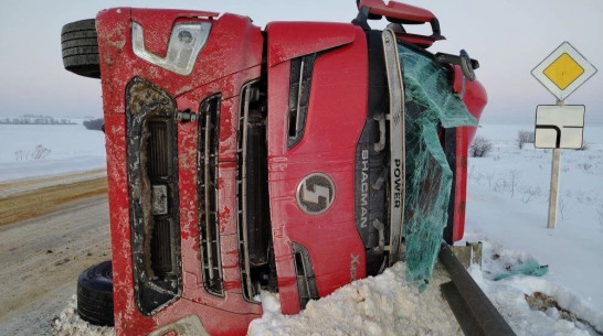 В Воронежской области опрокинулась фура: пострадал житель Нижегородской области