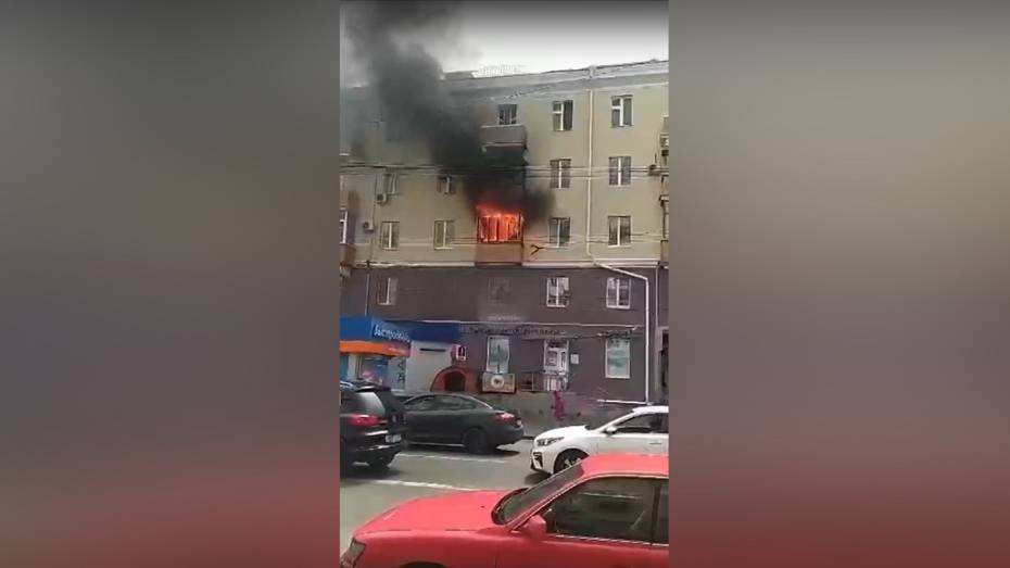 Воронежцы сняли на видео пожар на балконе дома в центре города
