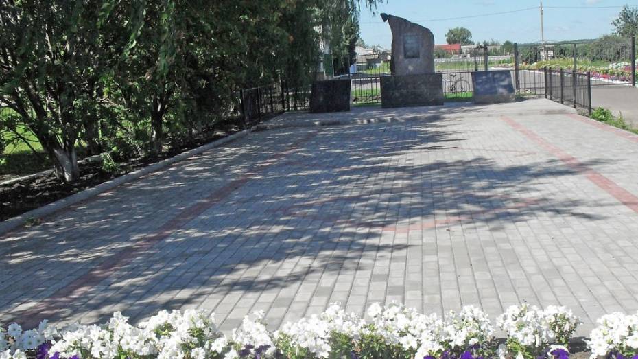 В лискинском селе Почепское реконструировали памятник погибшим в ВОВ землякам