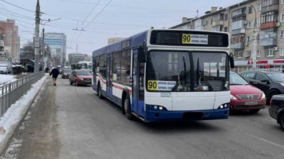 В Воронеже пассажирка автобуса выпала из салона на проезжую часть