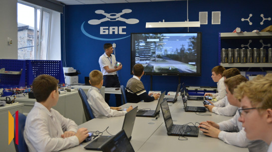 В Богучаре школьники и педагоги поучились управлять БПЛА