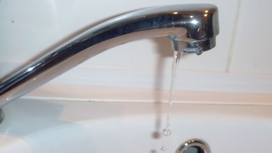 Слабый напор воды в ванной. Снижение напора воды в кранах. Смеситель на кухню с душем слабый напор. В смесителе нет напора. Слабый напор воды в душе.
