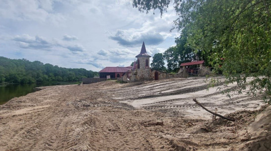 Под Воронежем в границах памятника природы с помощью тяжелой техники обустроили пляж