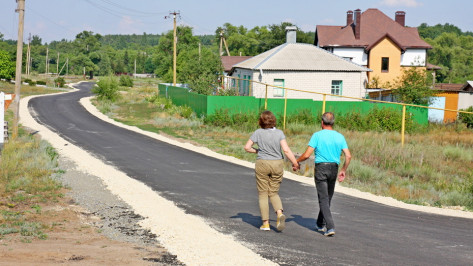 В селе Аношкино и в хуторе Прогонный Лискинского района впервые заасфальтировали 2 улицы