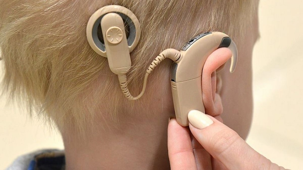 Слабослышащие лучшие. Инвалиды по слуху. Слуховые аппараты для инвалидов. Инвалиды с нарушением слуха. Слабослышащие.