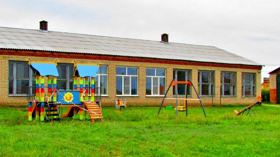 В борисоглебском селе Губари на территории школы благоустроили детскую площадку
