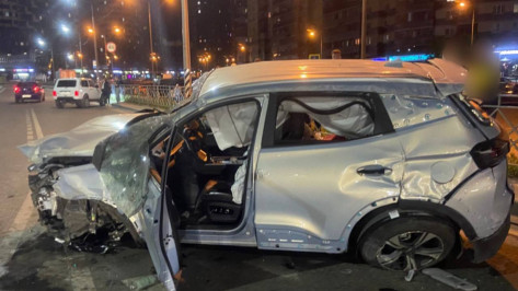 Появились подробности ДТП с перевернувшимся автомобилем на улице Шишкова в Воронеже