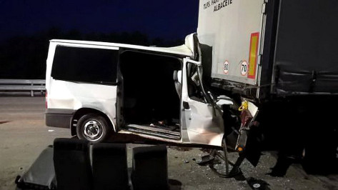 Фургон врезался в фуру на трассе в Воронежской области: 2 умерли и 4 попали в больницу