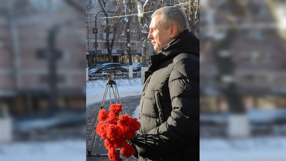Воронежцы возложили цветы к бюсту политика Виталия Воротникова