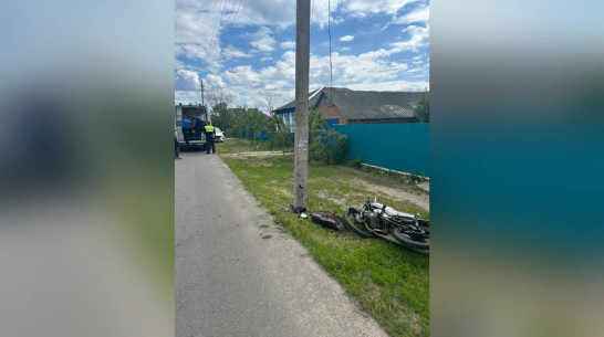 В селе Нижний Мамон водитель мопеда въехал в столб и попал в больницу