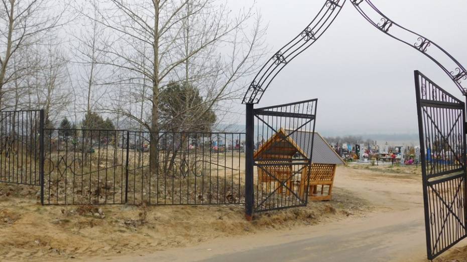 В поселке Новохоперский активисты благоустроили кладбище