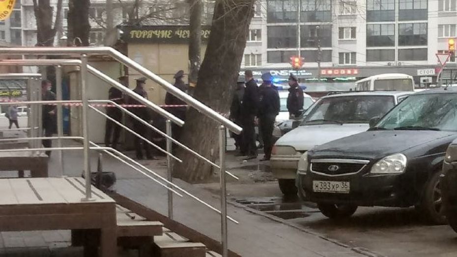 В Воронеже мужчина с ножом напал на продавщицу в чебуречной