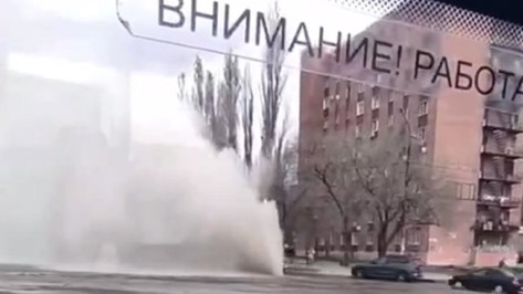 Забивший посередине проезжей части «фонтан» кипятка сняли на видео в Воронеже