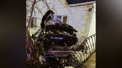 В Воронежской области Hyundai врезался в жилой дом