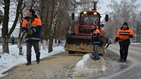 Нижнедевицкие дорожники потратили на борьбу с гололедом больше суток  