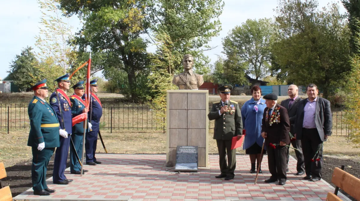 В ольховатской слободе Караяшник установили бюст совершившего огненный  таран летчика