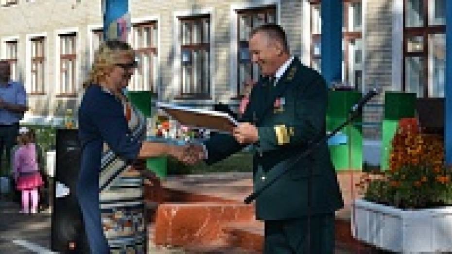 Петропавловская школа получила сертификат на приобретение учебно-игрового оборудования