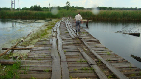 В новохоперском селе Троицком с одного берега реки на другой можно перебраться только по аварийному мосту
