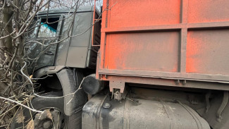 В Воронежской области КамАЗ вылетел в кювет и перевернулся