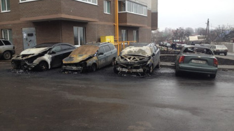 Воронежцы приняли ночной хлопок от горения 5 машин за аварию