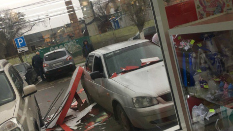 В Воронеже из-за урагана на автомобиль рухнула вывеска торгового центра