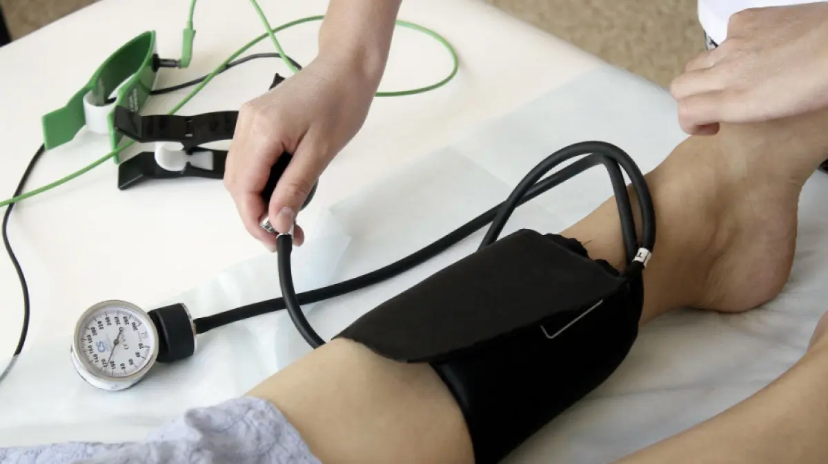 Как правильно измерить давление на ноге видео. Обследование в круглой штуке. Медицинское обследование велосипедки. Как правильно измерить давление на ноге видео. Измерение давления на ногах.