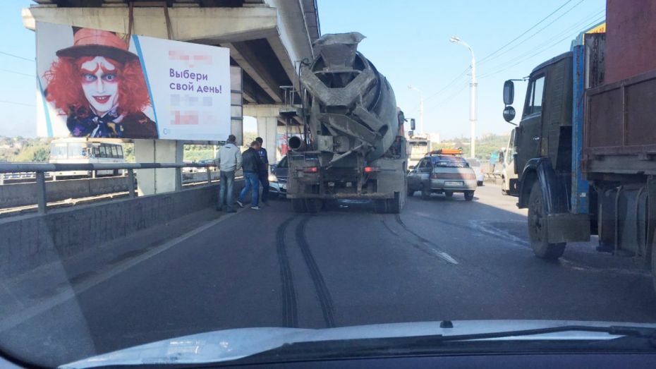 В Воронеже на Северном мосту бетономешалка врезалась в Opel