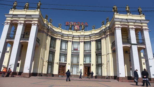 Высадка пассажиров у вокзала Воронеж-1 оказалась бунтом водителей против подорожания парковки