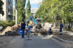 Из-за утечки в Воронеже вскрыли недавно отремонтированную дорогу возле детского сада