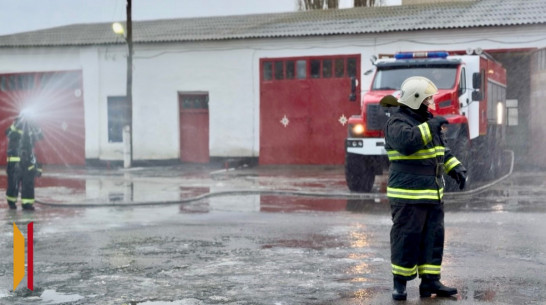 Богучарские пожарные устроили коллеге ледяной душ и проводили на пенсию
